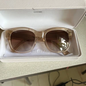 Chimi solglasögon - Chimi solglasögon modellen 07 i färgen Ecru. använd sparsamt men har lite defekter som ni kan se på bilderna men inget som märker av på glasögonen. Köpte på butik för ett år sen