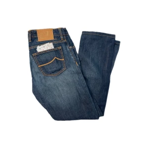 Jacob Cohén Jeans - Mörkblå Jacob Cohén jeans i väldigt bra skick. Kan skicka modellbilder vid förfrågan. Äkta med Jacob Cohén duk samt skydd av registrerat bolag