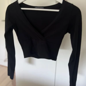 Brandy Melville tröja - Supersöt croppad långärmad tröja från Brandy Melville i one size 🖤