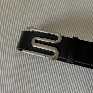 Silver Snake Black Belt - Första hålet vid 77 cm, sista vid 99. Totallängd 108 cm. 