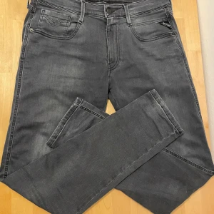 Replay mörkgrå jeansbyxor herr - Säljer ett par mörkgrå jeansbyxor från Replay i modellen Anbass hyperflex. Byxorna är i storlek 34 32. Skick 9/10. Hör av er vid minsta fundering😊