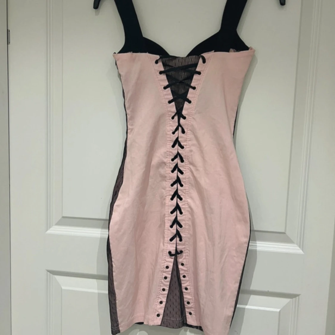 Svart och rosa spetsklänning med snörning - 1