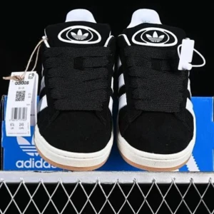 Adidas Campus sneakers svart/vit - Säljer ett par klassiska Adidas Campus sneakers i svart mocka med vita detaljer och de ikoniska tre ränderna på sidorna. Skorna har platt sula i gummi och svart snörning. Perfekta för en stilren och sportig look.