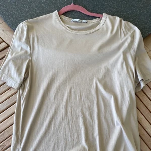 En beige Tiger of Sweden T-shirt - Använder inte tishan längre, den är snygg, nästan helt ny och har inga märken eller fläckar. Nypris 600-700kr