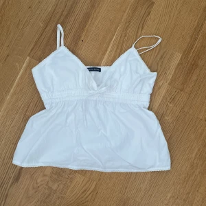 Vit linnetopp från Brandy Melville - Säljer en söt vit linnetopp från Brandy Melville. Perfekt till sommaren 