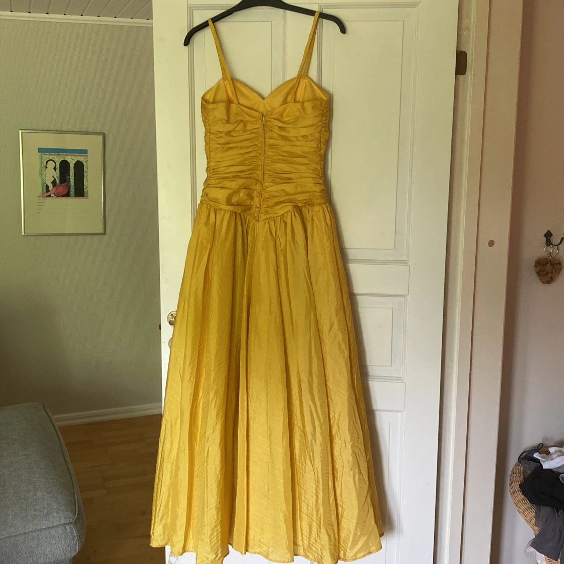 Gul långklänning med draperad överdel - 3