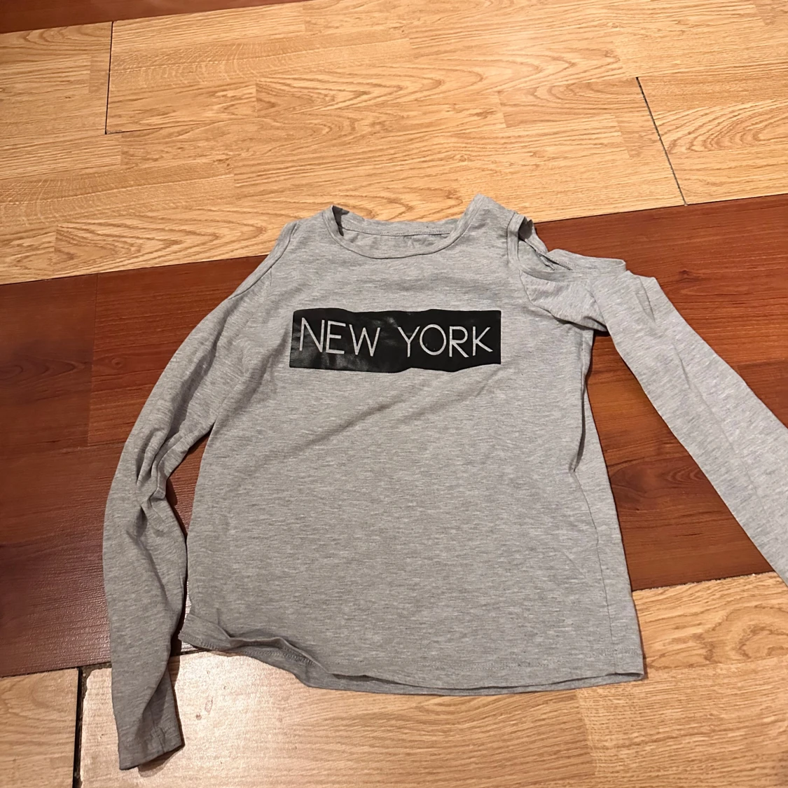 Grå långärmad topp med 'NEW YORK'-tryck från Mywear Young