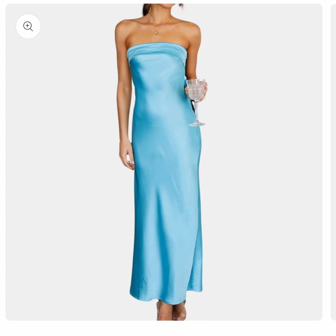 Ljusblå axelbandslös långklänning i satin