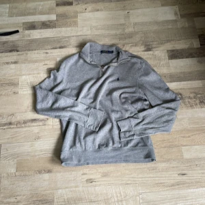 Ralph lauren halfzip - En Ralph lauren halfzip i storleken Xs men kan passa S. Har använt den några gånger bara så är väll ganska nytt skick på den