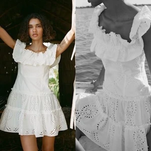 Studentklänning / midsommar - Populär klänning från Zara med volang och broderade detaljer (finns ej att köpa längre). Passar till både studenten och midsommarfirande, eller varför inte bara som en söt sommarklänning? 🥰 Passar strl S-M (jag är S). Storlek M i lappen.