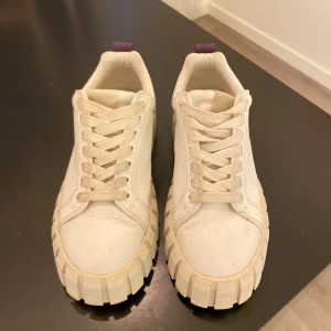 Vita Eytys Odessa  - Säljer mina vita Eytys Odessa då de inte kommit till användning. Är i gott skick då ja använt dom typ 10 gånger, nypris 2100 därför säljer jag dom för 1300 priset går att diskutera. 