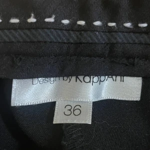 Svarta, snygga kostymbyxor strl 36 från Kappahl  - Ett par mycket snygga och stylish kostymbyxor från Kappahl. Svarta, med pressveck i strl 36. De har en blixtlås och hake i sidan istället för vanlig gylf fram, se foto. De är av stretchig kvalitet. Knappt använda så ser nya ut! Katter finns i hemmet
