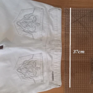 Vita snygga bootcut jeans - Säljer nu mina älskade vita bootcut jeans för att dem har blivit för små😭Super snygga detaljer på bakfickorna och sitter så fint❤️ Lite grå längst ner som går att bleka, och en liten fläck vid låret som knappt syns ❤️ 