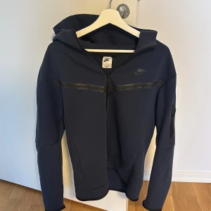 Nike tech navy blue - Knappt använd mycket bra skick.(har även byxorna i samma färg man kan få på köpet)