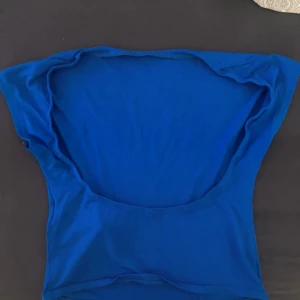 Kornblå kortärmad topp - Säljer en kornblå topp med korta ärmar. Enkel och stilren design, perfekt att matcha med jeans eller kjol. Tunt och mjukt material som känns skönt mot huden.