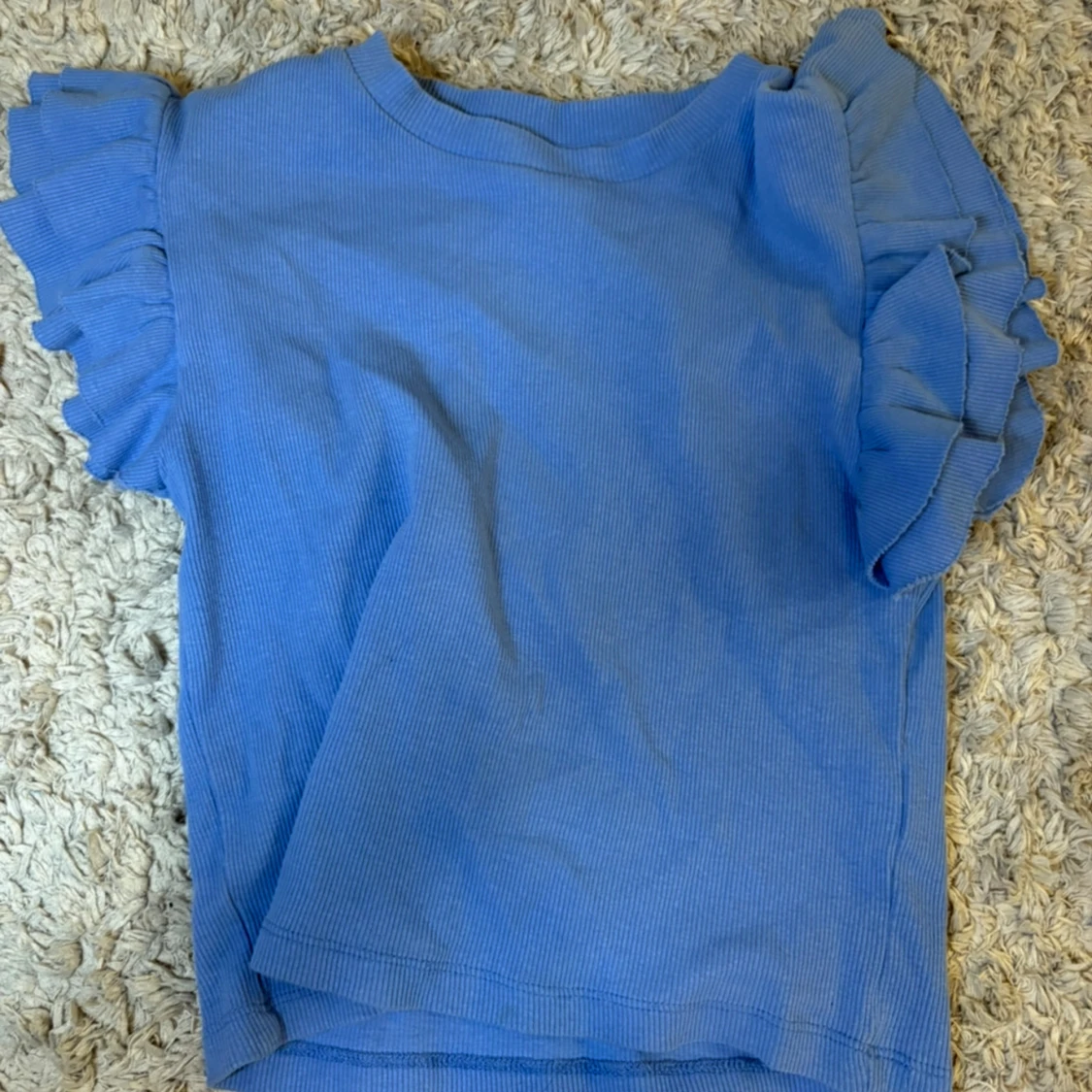 Blå ribbad topp med volangärmar - 3