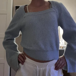 Fin tröja från Gina tricot❤️ - Använd 1 gång men den är lite stor i ärmarna!! Priset kan diskuteras och den passar olika storlekar, beror på❤️Den har en slit vid vristen på båda ärmarna💗