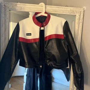 Jacka  - Knappt använd jacka.