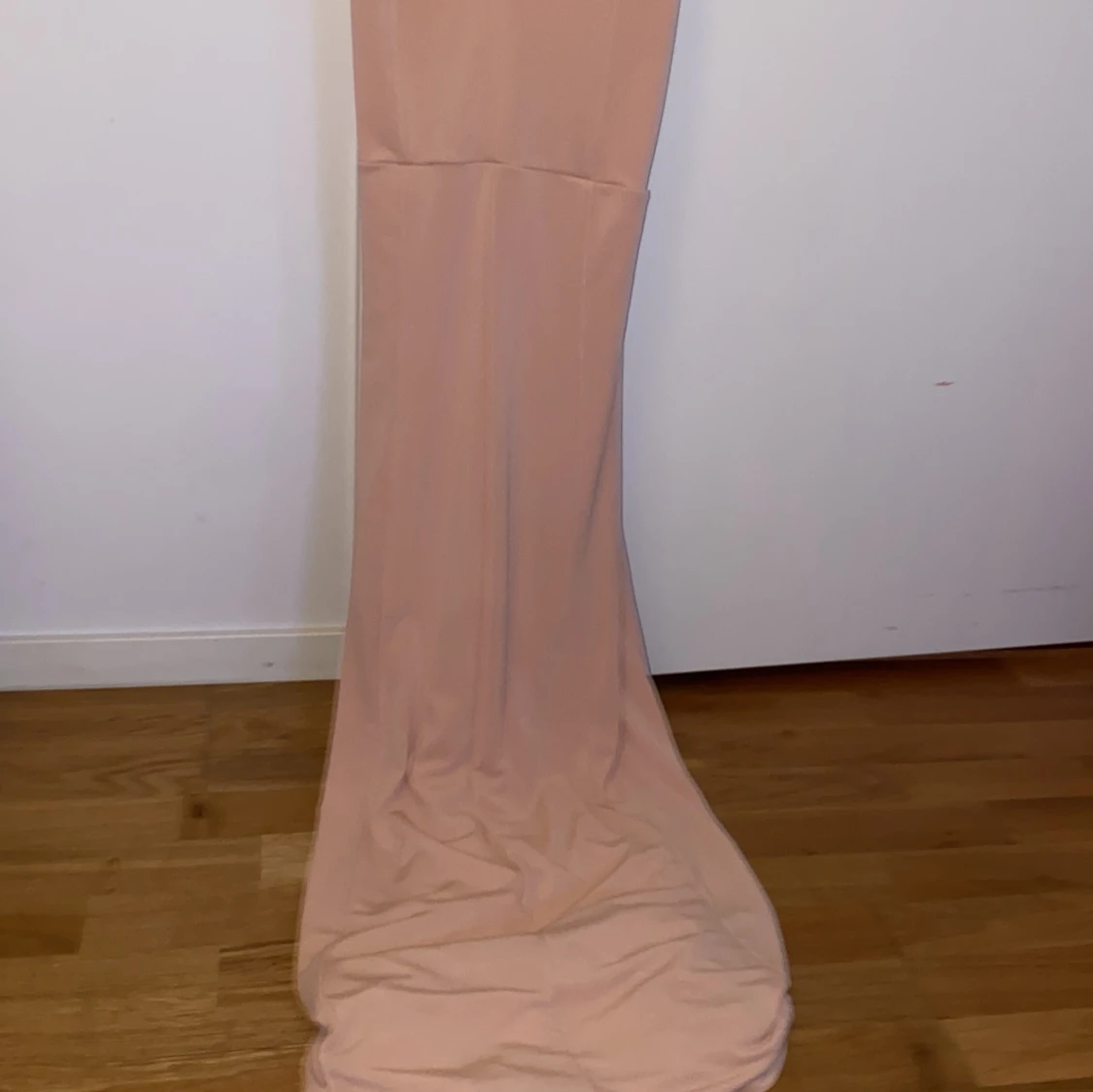 Champagnefärgad långklänning från Bik Bok - 1