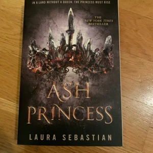 Ash Princess - En mörk och spännande fantasybok där en ung prinsessa kämpar mot förtryck och svek. Perfekt för dig som gillar episka berättelser, maktkamp och starka hjältinnor. En New York Times-bästsäljare som fångar dig från första sidan.