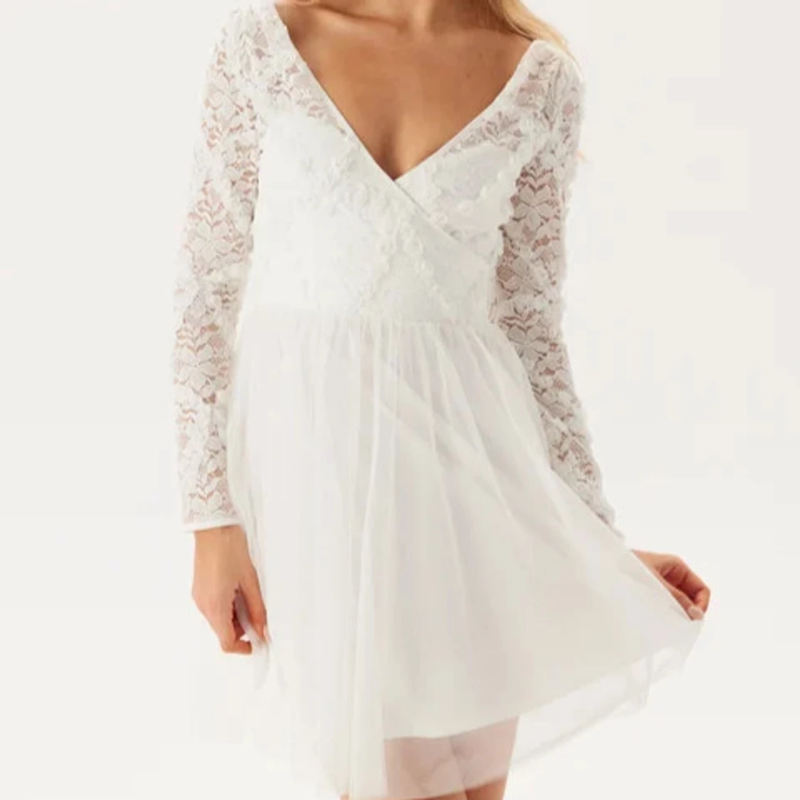 Studentklänning - Vit spetsklänning med v-ringning och lång ärm