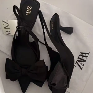 SÖKER!!! Svarta pumps med rosett från Zara  - SÖKER!! Storlek 37