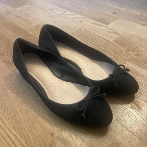 Ballerinaskor  - Supersöta ballerinaskor från mango🤩 storlek 38 men passar mer som 37, använda ett fåtal gånger, skavanker syns på bilderna☺️
