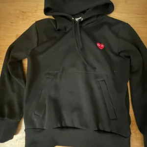 CDG Hoodie kolla beskrivning🙏 - Säljer den inte för 10kr | ge rimliga bud istället| tar hellre imot byten ✅Inga defekter endast lite nopprig vid vissa ställen | Storlek S men kan passa XS, passar bra på mig som är 170 |