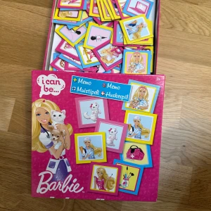 I can be... Barbie Memo - Ett färgglatt memoryspel med Barbie-tema! Perfekt för dig som gillar att utmana minnet och ha kul med vänner. Spelet innehåller brickor med olika Barbie-motiv och passar både yngre och äldre barn. Helt nytt. 