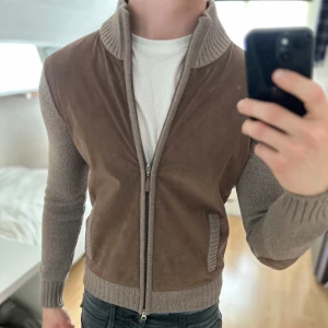 Rose & Born Cardigan - Mycket bra skick, enda defekten är att lapparna vid armbågarna håller på att lossna men der går lätt att fixa. Nypris ca 8000kr. Tvärskönt material. Storlek 46/S. Skriv för fler frågor eller funderingar. 🤝