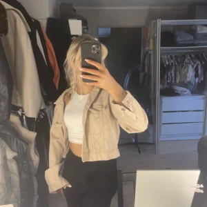 Beige croppad jeansjacka från Gina Tricot - Beige Jeansjacka från ginatricot💕Stl M så den är lite oversized på mig som brukar ha S💗 