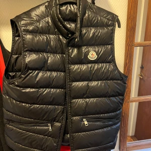 Svart väst från Moncler - Säljer en svart väst från Moncler. Storlek 3 alltså medium, 10/10 skick inga defekter på den.