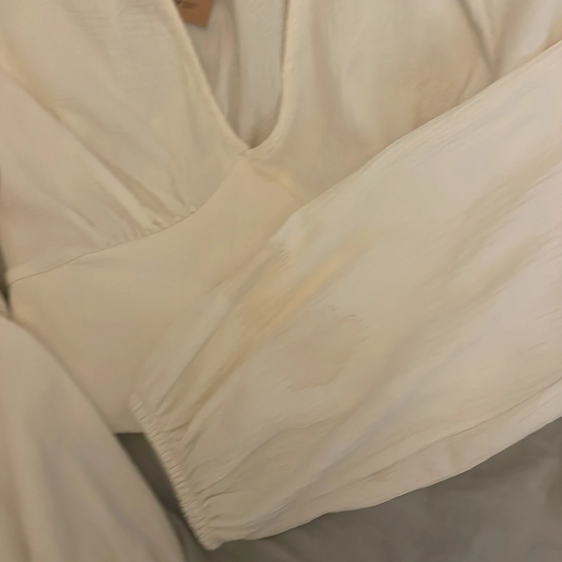 Vit v-ringad blus från NA-KD - 1