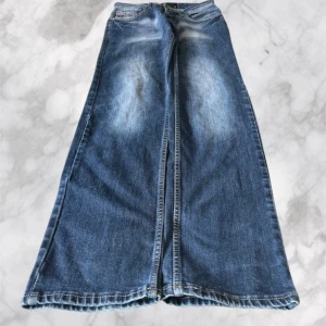 Vintage wide Dsquared2 jeans - Använd ett fåtal gånger, cool wash, väldigt bra kvalite inga skador på dom. W31 L34 passar M-L, öppen för bud