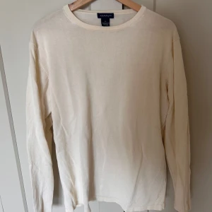 Vit långärmad tröja från GANT - Säljer en stilren och enkel vit långärmad tröja från GANT. Tröjan har rund halsringning och är tillverkad i ett mjukt material som passar perfekt till vardags. Klassisk och tidlös design.🤩