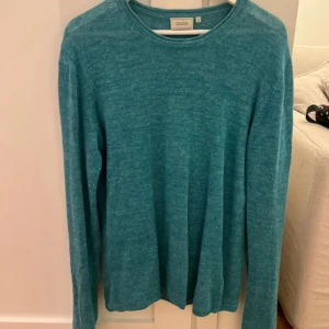 Turkos stickad tröja från Boomerang - Säljer en turkos stickad tröja från Boomerang i storlek M. Tröjan har rund halsringning och långa ärmar.