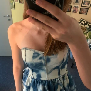Jeans top😍 - Säljer den här sjukt snygga jeans toppen från monkel💕Jag har använts den 2 gånger! Den är i stolek 38/M men är liten i stolekn och passar dig som har S