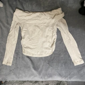 Off shoulder top - Jättefin off shoulder topp, passar ej mig därav att jag säljer den. Passar S-Xs. Hör av dig vid frågor eller intresse🌸🌸🌸
