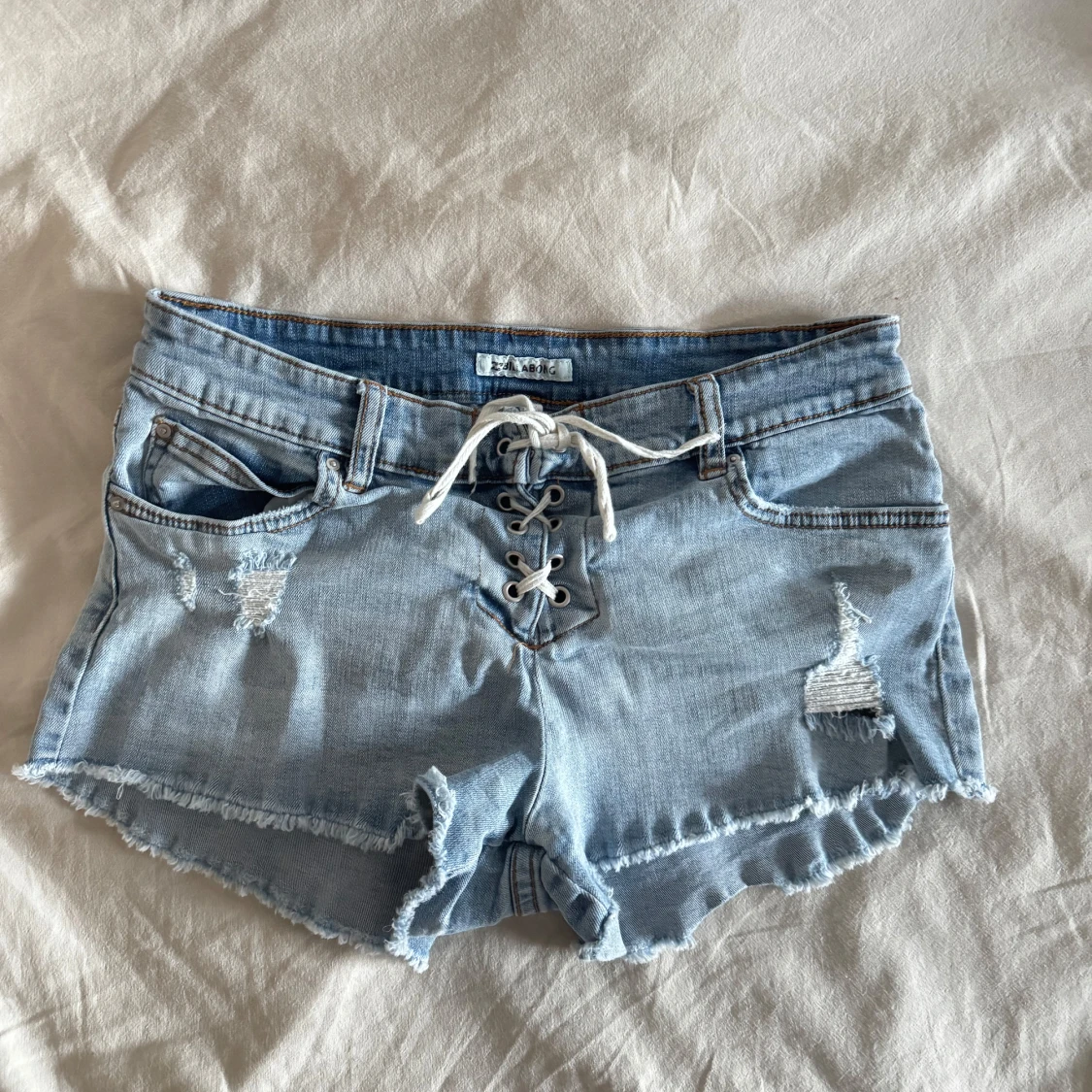 Ljusblå jeansshorts med snörning från Billabong