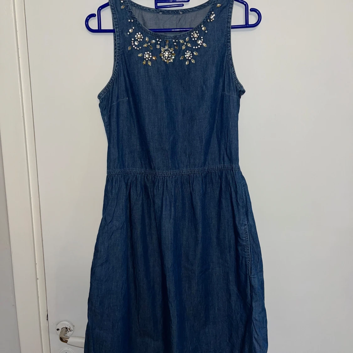 Jeansklänning med kristallstenar