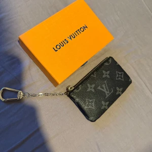 Plånbok svart  - Säljer nu denna feta plånbok till ett bra pris, den är bara använd fåtal gånger nästan helt i nyskick 