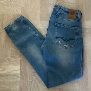 Replay Anbass jeans 30/32 - Säljer nu dessa feta replay Anbass jeans i storlek 30/32. De är i fint skick och har riktigt feta unika slitningar! Hör av dig om du har funderingar!🙌🏼