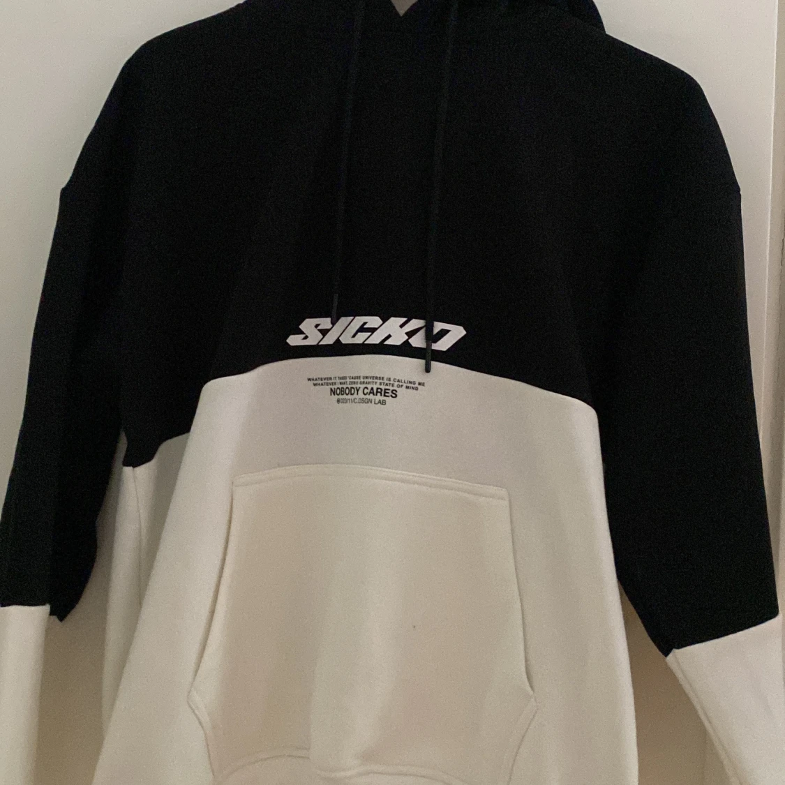 Svartvit hoodie från Cropp med Sicko-tryck - 3