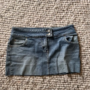 Lågmidjad jeanskjol  - Jättesnygg, storlek 38 men passar 36 också