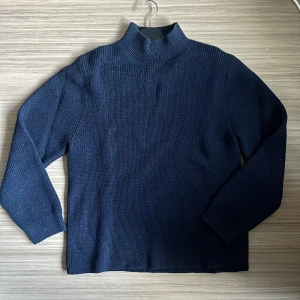 Stickad Polo H&M Studio - Sticka Polo i Navy från H&M studio, storlek: S