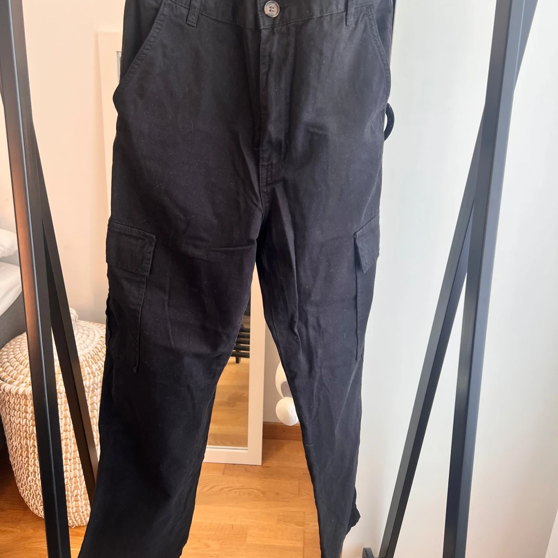 Stradivarius svarta cargo byxor, storlek 38