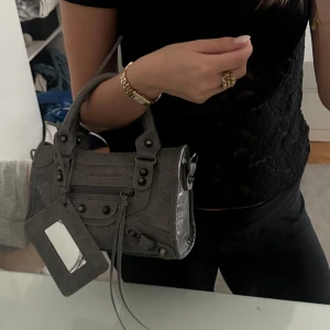 Grå väska - Så fin väska köpt här på plick! 🩷 Använd fåtal gånger så den är i väldigt bra skick. Den är medelstor i storleken men man får plats med många saker!! Tyvärr följer inte det långa bandet med❣️Skriv gärna för fler bilder eller vid frågor