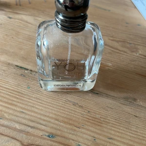Stronger With You Intensely parfymflaska från Emporio Armani - Säljer en tom parfymflaska av modellen Stronger With You Intensely från Emporio Armani. Flaskan är genomskinlig med rundade kanter och har en silverfärgad kork. Perfekt för samlare eller återanvändning.