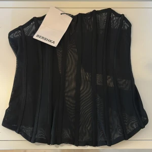 Korsett topp  - See through korsett topp ifrån bershka. Helt oanvänd, köpte den för något år sedan! 