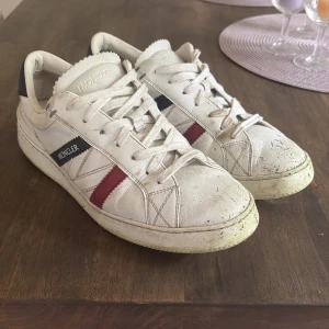 Moncler skor - Säljer ett par vita Moncler sneakers, snygga. Tvättas innan frakt